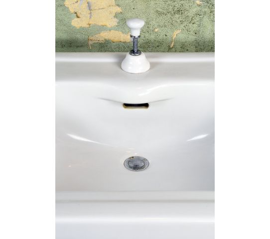 48968-standard-tiffin-pedistal-sink-detail.jpg